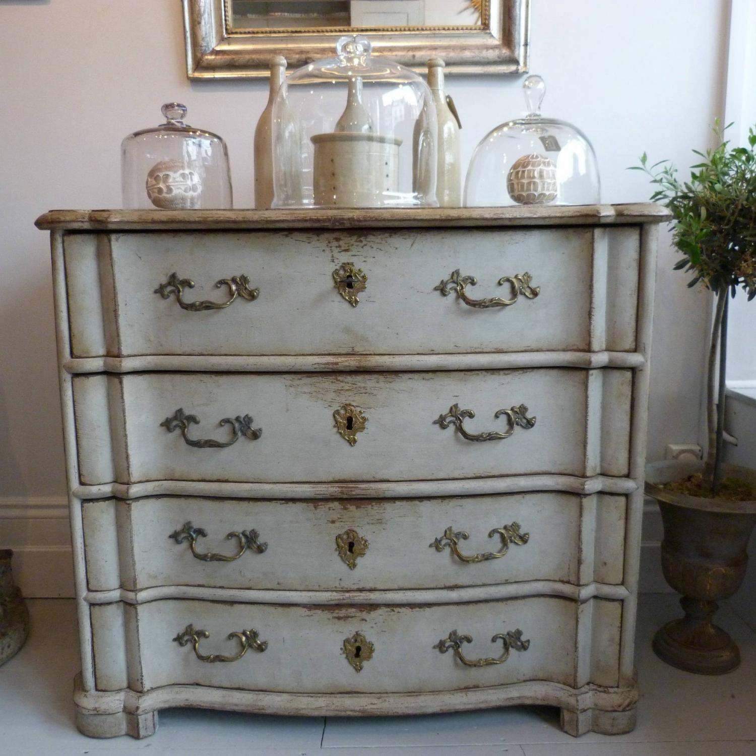 18TH CENTURY BAROQUE CHEST OF DRAWERS